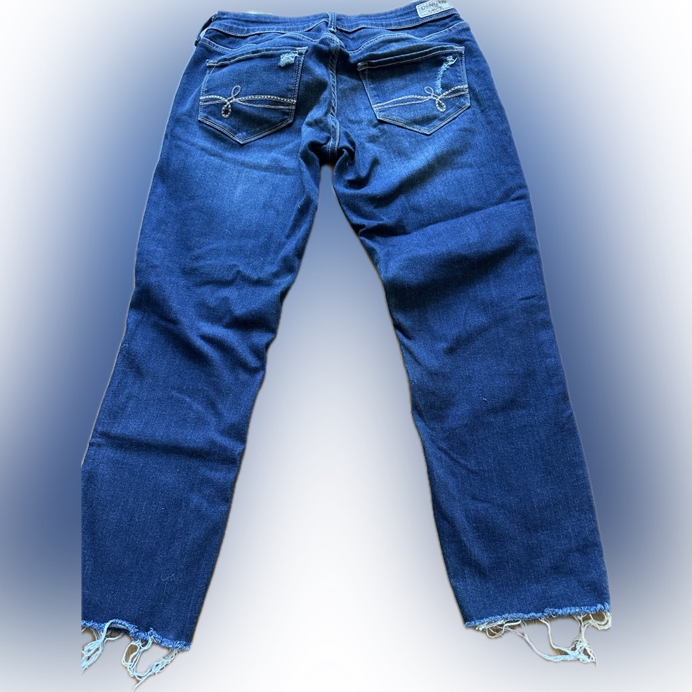 Levi’s Denizen Low Rise straight Leg Capris EUC - Picture 2 of 5